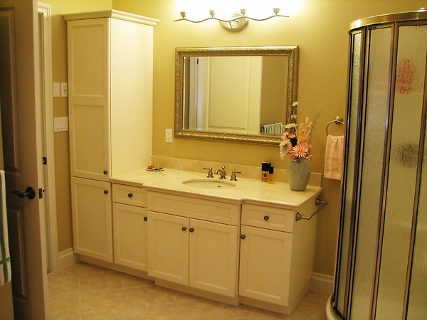 Bathroom vanity cabinetry by deBoer Cabinets