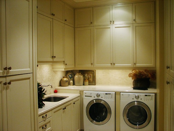 Laundry room cabinetry by deBoer Cabinets